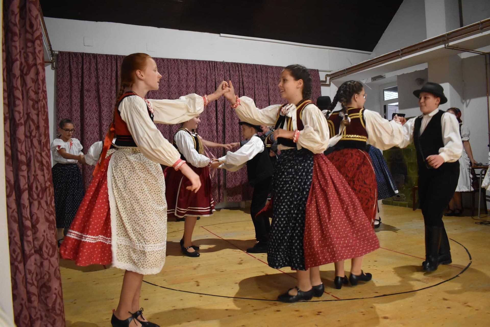 Györei Hajdina Néptánc és Kulturális Egyesület, valamint a györei néptánctábor növendékei